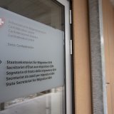 En 2021, des actes de violence de la part du personnel des services de sécurité avaient été dénoncés dans les centres fédéraux d'asile. Le Secrétariat d'Etat aux migrations avait commandé une enquête indépendante, qui n'avait pas décelé d'indices ...